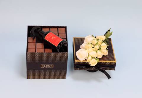 ورود ناعمة مع عطر وشوكولاتة ٧
