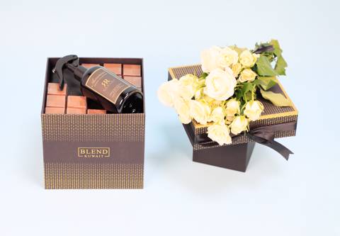 ورود الحب مع عطر وشوكولاتة ١٨