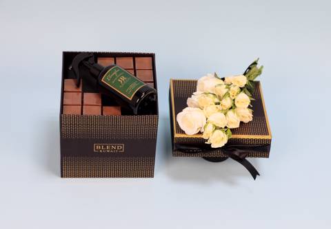 ورود ناعمة مع عطر وشوكولاتة ٨