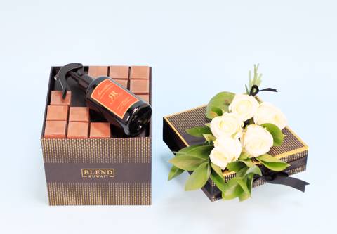 ورود ناعمة مع عطر وشوكولاتة ٣