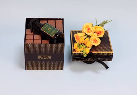 ورود لطيفة مع عطر وشوكولاتة ٨