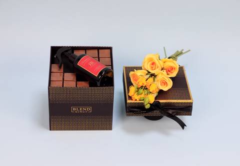 ورود لطيفة مع عطر وشوكولاتة ٩