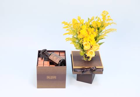 ورود لطيفة مع عطر وشوكولاتة ١٤