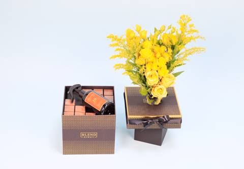 ورود لطيفة مع عطر وشوكولاتة ١٥