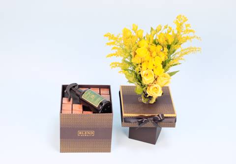 ورود لطيفة مع عطر وشوكولاتة ١٦