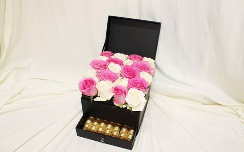 صندوق وردة بيضاء وزهرية