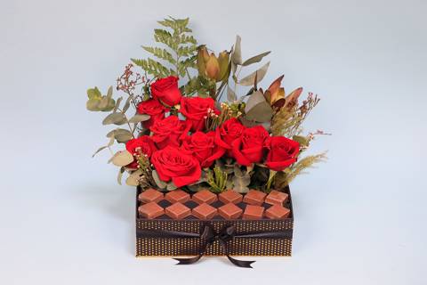 الورود مع علبة الشوكولاتة