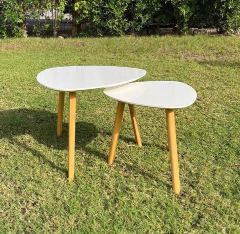طاولات مستوية بيضاء بأرجل خشبية