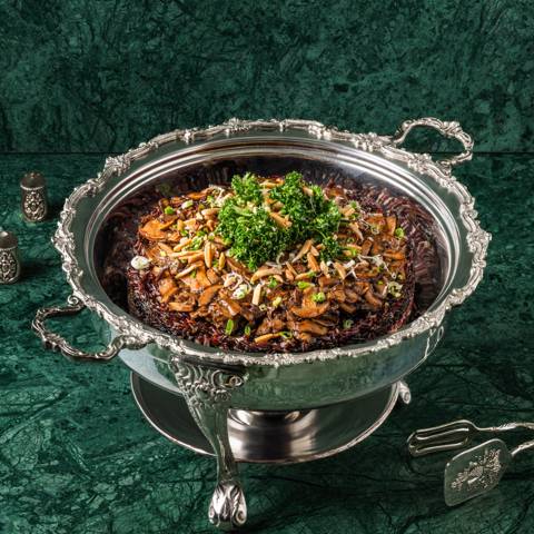 أرز أسود ومقلوبة بالفطر
