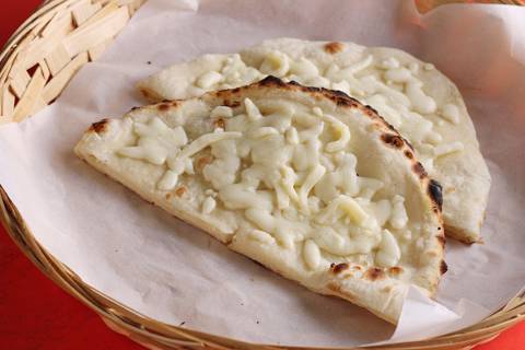 خبز نان بالجبنة