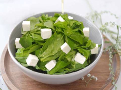 سلطة روكا بالجبنة