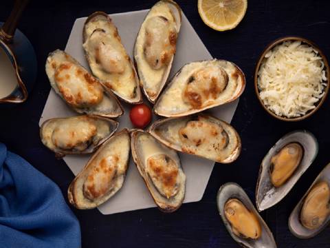 Grilled Cheesy Mussels