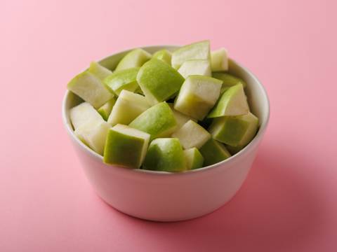 قطع التفاح الأخضر