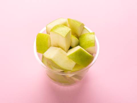 قطع تفاح أخضر
