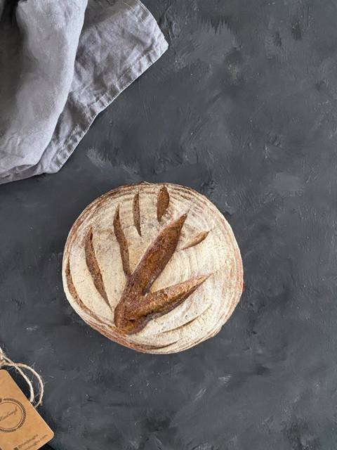 خبز خميرة طبيعية  دائري على الطريقة المنزلية