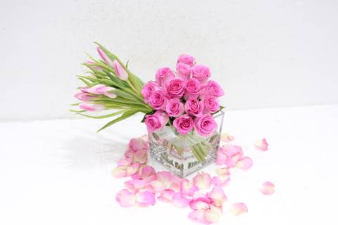 مزهرية زهور التوليب الوردي