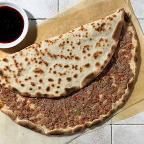 لحم بعجين لبناني