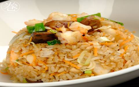 أرز المأكولات البحرية الخاص مع ماكي مع الكمأ