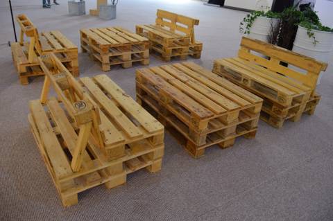 Pallet Seating with Backdrop for 8 Persons