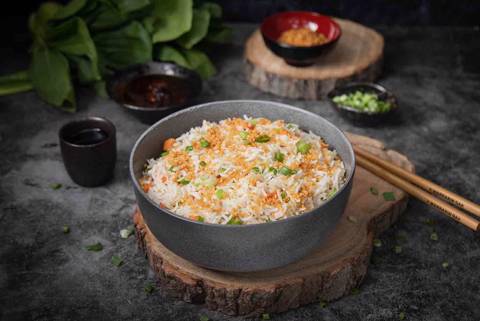 أرز بالثوم المحمر والخضروات